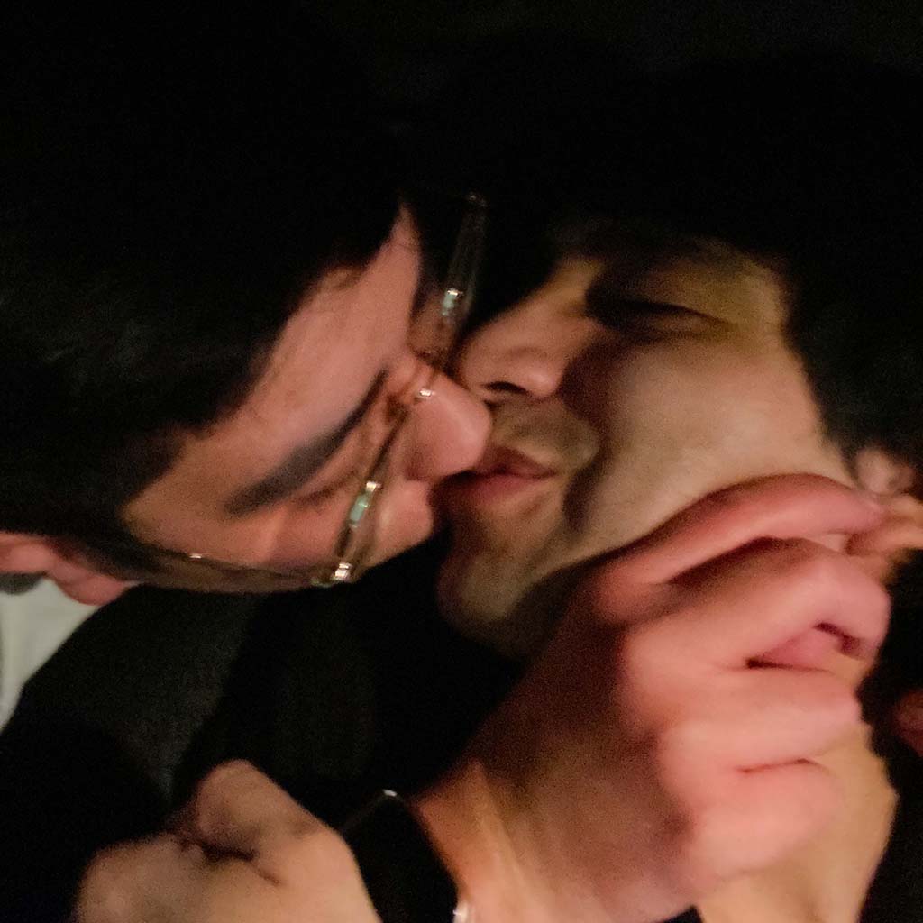 Del 2022; chicos besándose